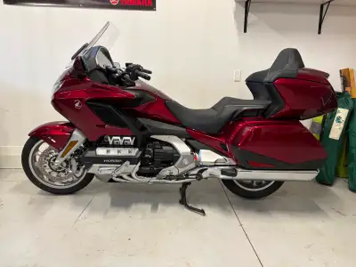 Low mileage, perfect condition. Only 7800 k, cover and billet alum highway pegs