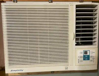 Restez au frais. 5000BTU avec ce climatiseur de fenêtre Simplicity, une unité usagée efficace conçue...