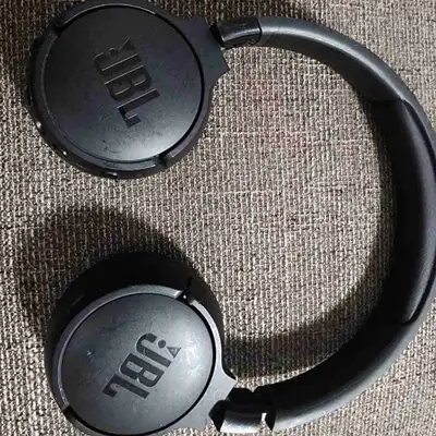 Listen to your favourite music with these JBL headphones. They are in used condition but function pe...