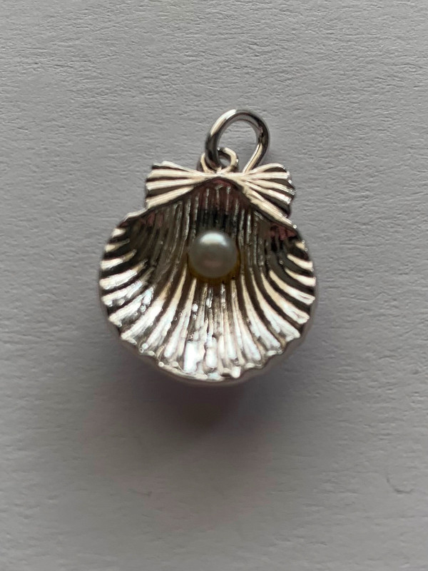 Vintage Sterling Silver Clamshell Charm with Pearl in Jewellery & Watches in Edmonton