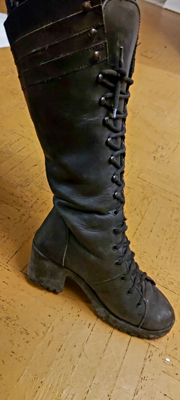 Leather knee high laced boots size 7 Women in Women's - Shoes in City of Toronto - Image 2