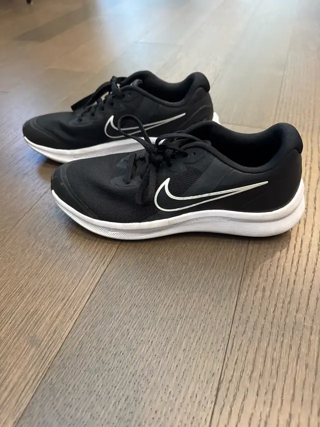youth size 5.5 Nike Star Runner Shoe in Kids & Youth in St. Albert - Image 2