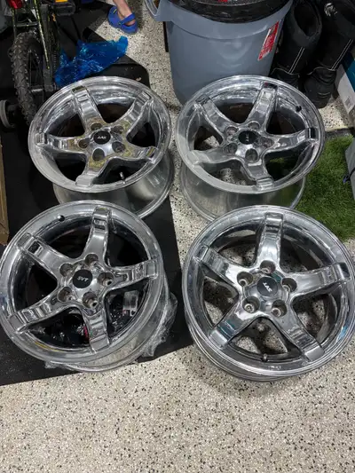 These are OEM not replicas Came off a 2000 SVT lightning Size: 18" x 9.5" Bolt Pattern: 5x135mm Mino...