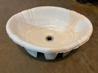 White porcelain scallop sink 50$