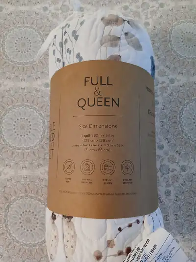 Full/Queen Size Floral Comforter, View more
