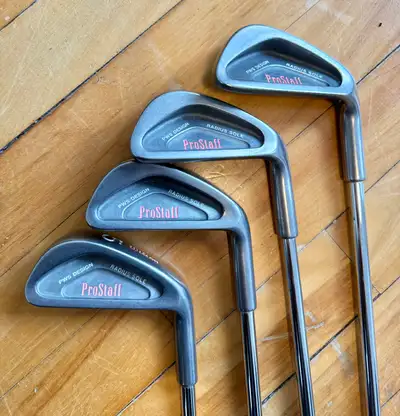 Cet ensemble de fers Wilson ProStaff comprend les fers 5, 6, 8 et 9, offrant une excellente performa...