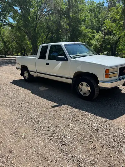 1998 gmc extended cab 4x4 350 v8 short box 259000 km very nice truck no rust $9000 OBO