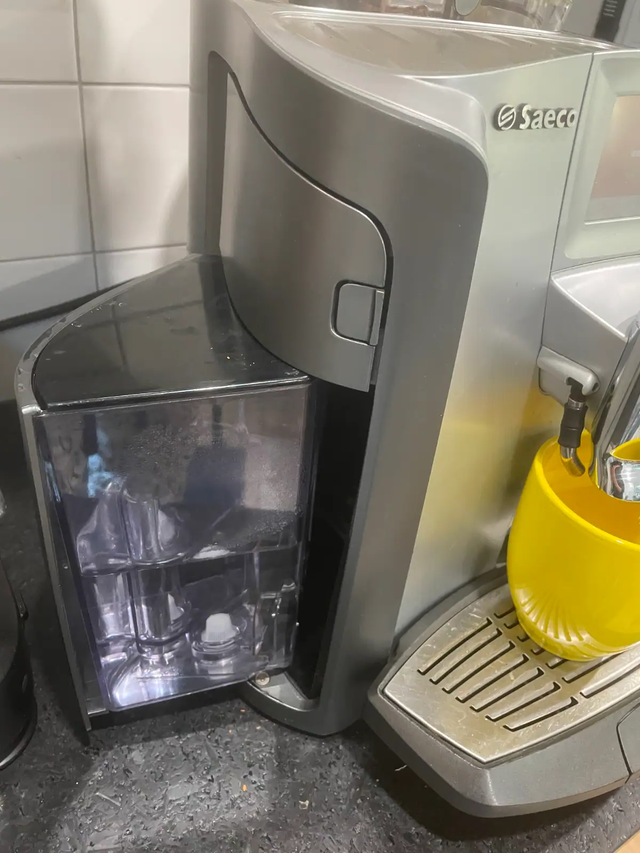 Saeco Primea SuperAutomatic Coffee Cappuccino Machine Immaculate in Coffee Makers in Hamilton - Image 5