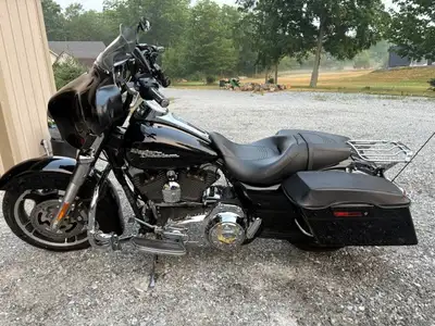 Mint condition 2010 Street Glide w/low miles for the year. This is a US bike, speedo in miles (10,80...