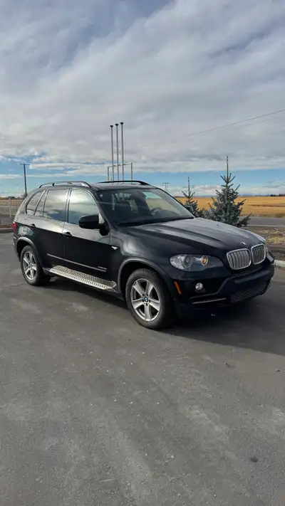 09 BMW X5 4.8L Fully loaded with three rows of seating, front and rear parking sensors, rear camera,...