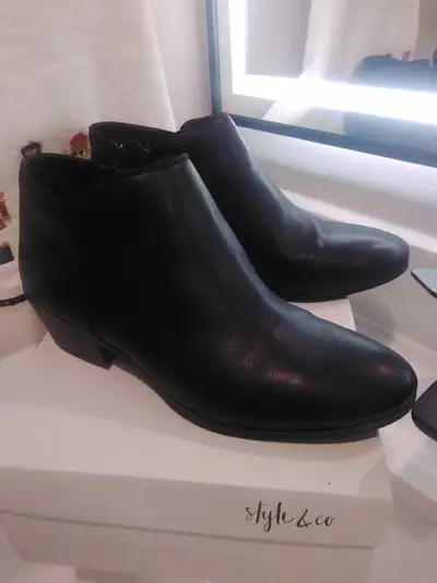 《 NEW Ladies Ankle Boots Size 8 》, View more
