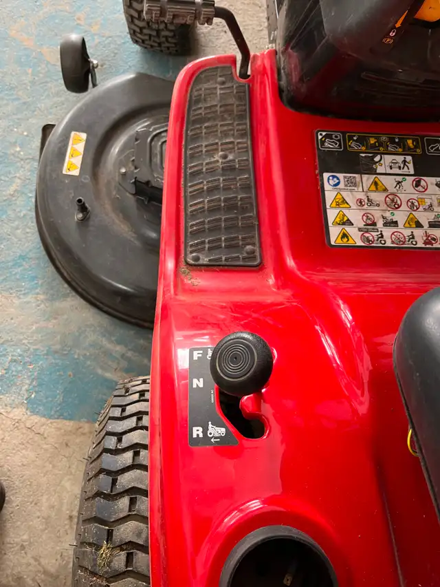 tracteur a gazon in Lawnmowers & Leaf Blowers in Laval / North Shore - Image 3