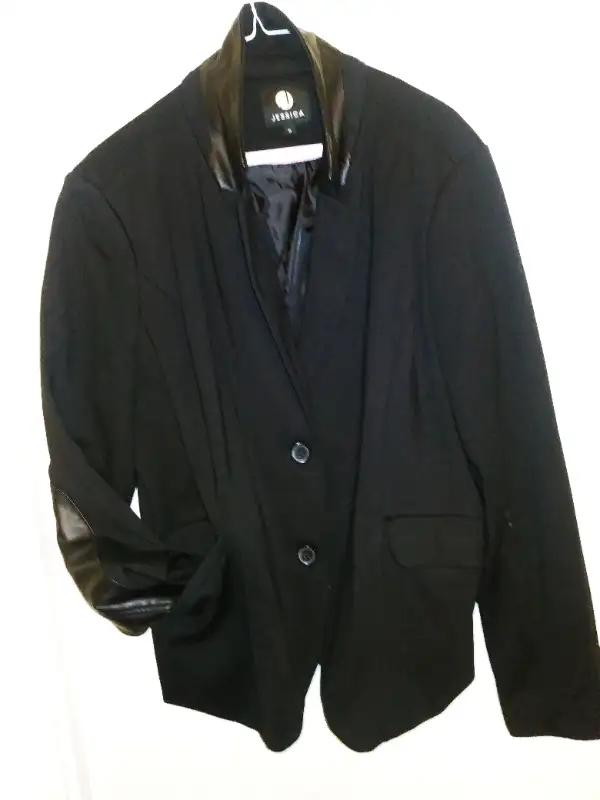 Five women's office jackets. Sizes 14-18 in Women's - Dresses & Skirts in City of Toronto - Image 6