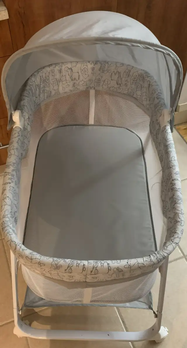Baby bassinet with a canopy and vibrations /Berceau à vibrations in Cribs in City of Montréal - Image 4