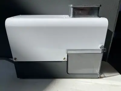 Râpe à fromage électrique robuste fabriquée en Italie, View more