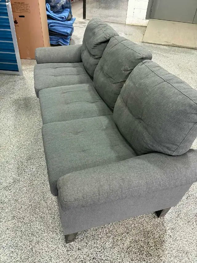 divan a vendre in Couches & Futons in City of Montréal - Image 2