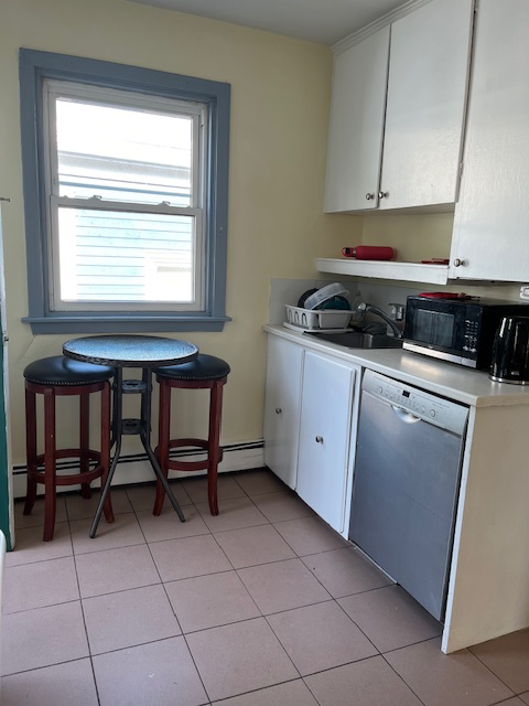 COZY, BRIGHT 2 BEDROOM on Windsor Street in Long Term Rentals in City of Halifax - Image 16