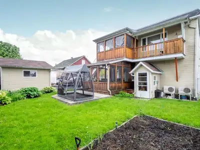 Grand appartement Situé dans un secteur tranquille et recherché, cet appartement lumineux offre un c...