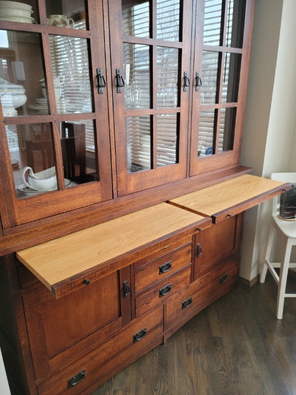 Le Meuble Villageois Dining Table & Chairs / Buffet & Dining