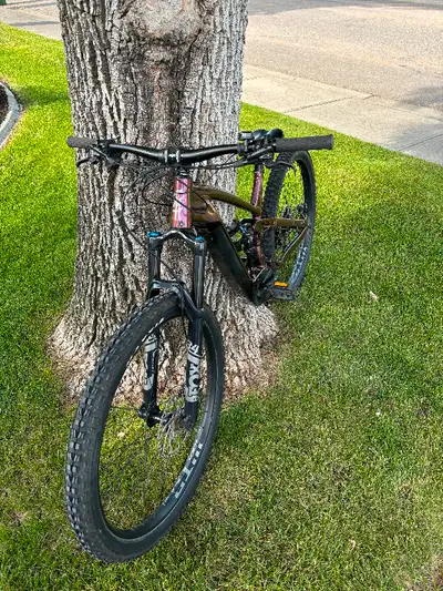 This lightly used E-bike is a fantastic deal for someone looking to get a higher end E-bike at a dis...