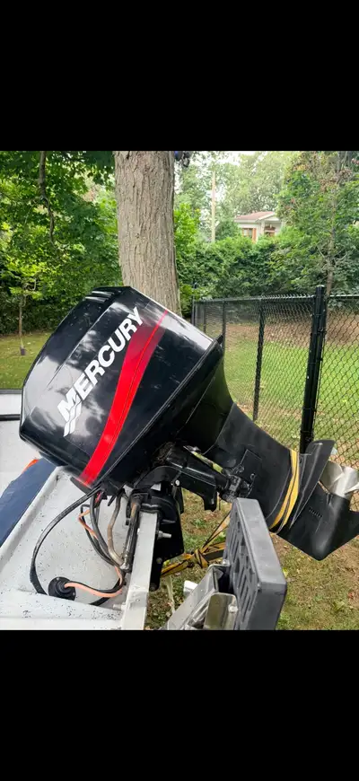 Moteur horsbord Mercury 50 HP , 2 temps injection, année 2002, pied long 20 pouces, démarreur électr...