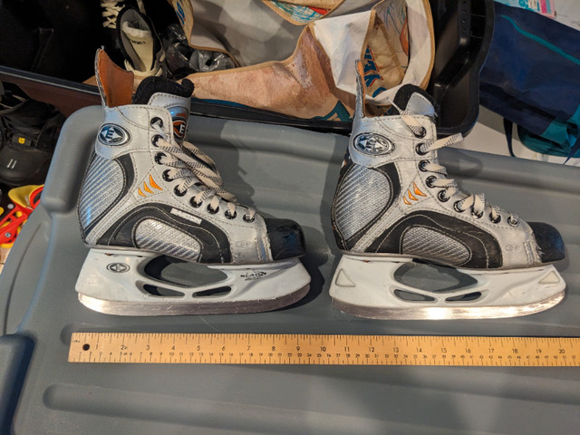Hockey skate - youth - silver lace up - Easton Size Youth 2 in Hockey in Calgary - Image 2