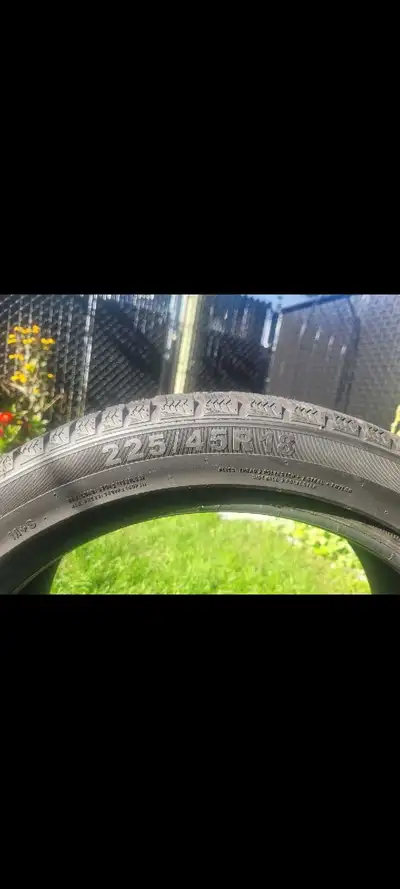 225/45R18 Très bonne qualité Appelez svp au (438)394-9248 ou au (514)632-3713