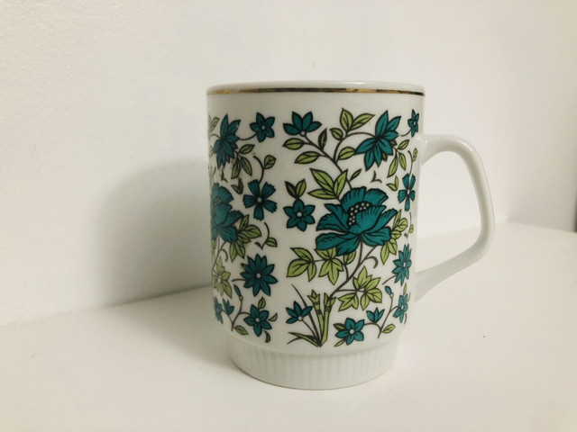 Vintage porcelain floral Chinese mug in Arts & Collectibles in Oshawa / Durham Region - Image 2