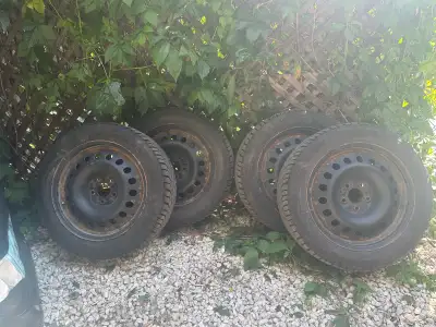 4 pneus d’hiver sur rim utilisés 4/5 mois.
