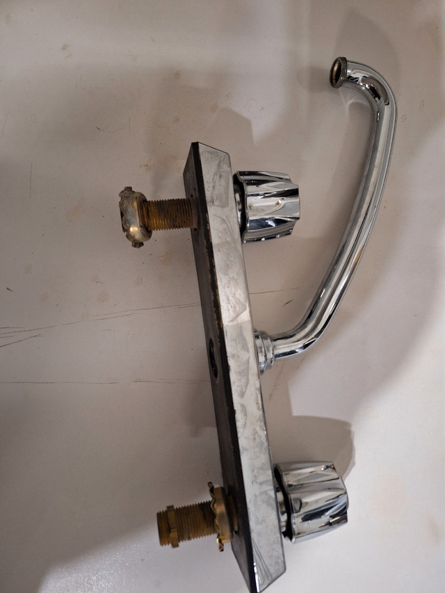 Kitchen sink with double handle faucet in Other in Mississauga / Peel Region - Image 3