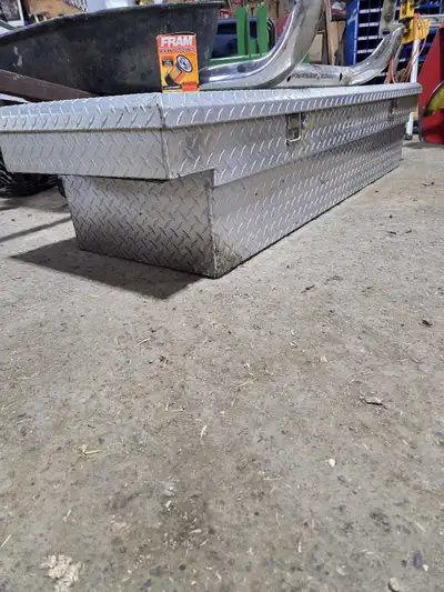 Aluminum Delta toolbox Used, no keys 5 ft wide Text or call me 306 575 8801