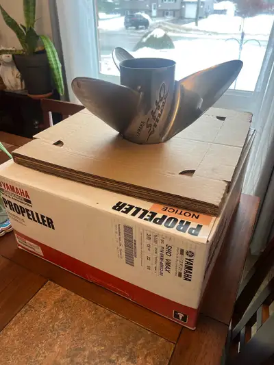 Brand new Yamaha VMAX SHO stainless steel propeller in 22P for Yamaha outboards 200hp-250hp. Bought...