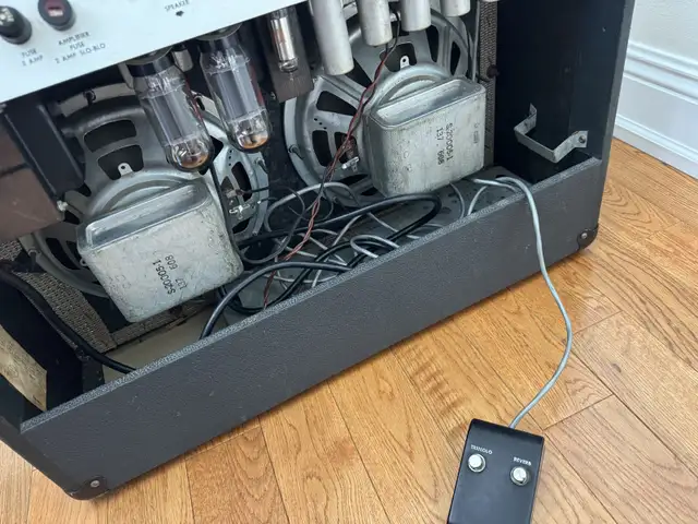 1966 Epiphone Ensign EA-14RVT 2x10 vintage amplifier in Amps & Pedals in City of Toronto - Image 5