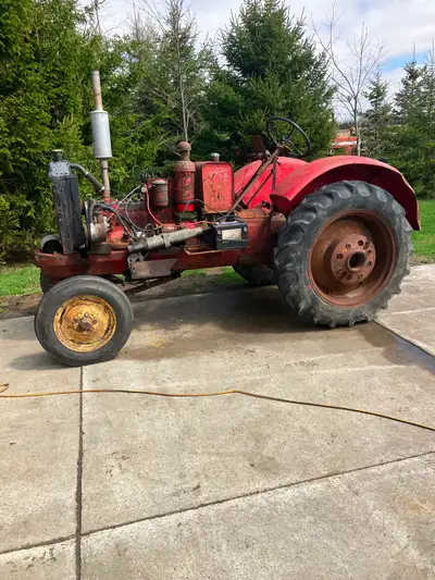 Massey Harris 102 Senior, 6 cylinder flat head Continental gas engine, 4 speed transmission, front t...