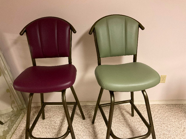 Top quality vinyl chairs have 6 and also stools dans Mobilier de salle à manger et cuisine  à Winnipeg - Image 4