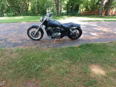 Honda shadow 750 2003 besoin de pneu probleme avec lumiere a brake téléphone seulement