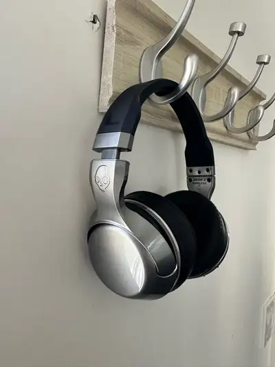 Decent with absolutely no damages. Works well with great base and clean audio.
