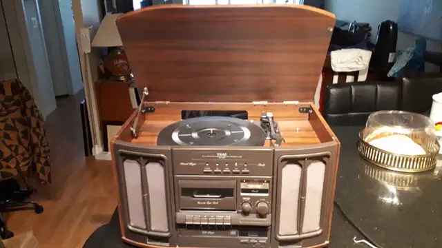 TEAC GF-300 Nostalgia mini stereo system. in Stereo Systems & Home Theatre in City of Toronto - Image 4