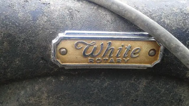 antique White sewing machine RARE model in Arts & Collectibles in Trenton - Image 3