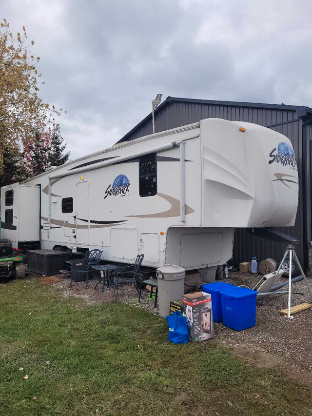 2011 Cedar Creek 31B Silverback 5th wheel in Travel Trailers & Campers in Sarnia