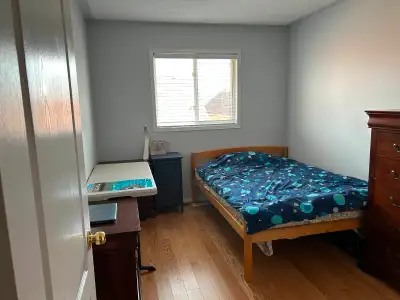 Second-floor single bedroom available for rent in Richmond Hill, near Yonge and King. Quiet, cozy ne...
