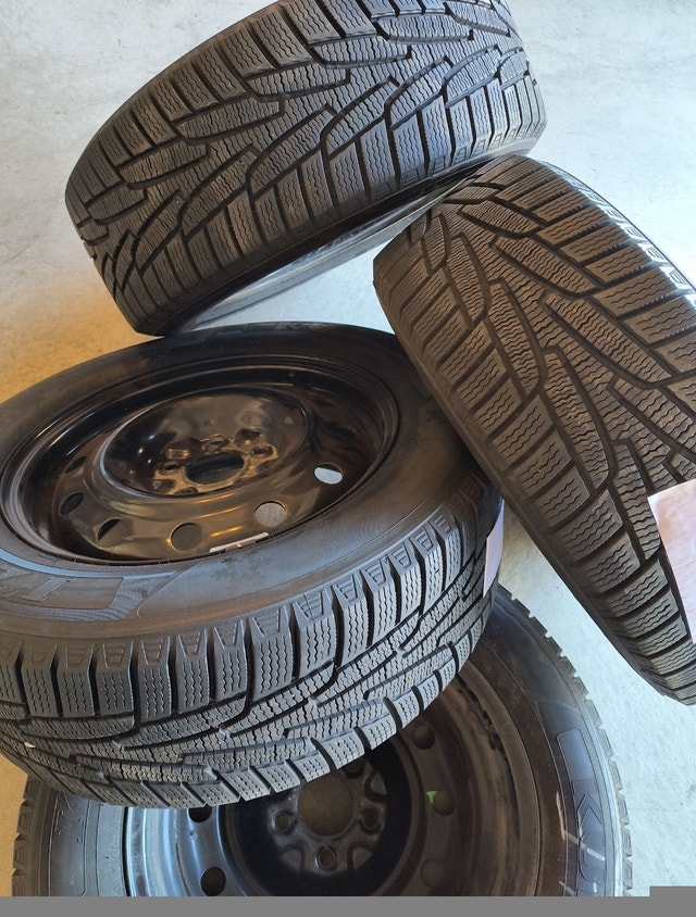 Like new 215/60/16 Kumho winter / snow tires. Honda Accord Tires