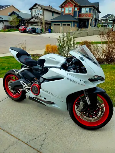 1646kms. Pirelli Diablo Rosso Corsa tires, mirror deletes w/integrated signals, bar end mirrors, Duc...