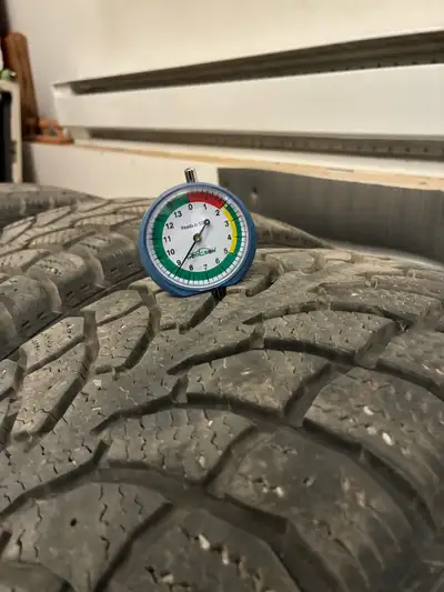 3 pneus d'occasion Rovelo 215/45R17. Ils conservent une profondeur de semelle de 9/32 pour deux pneu...