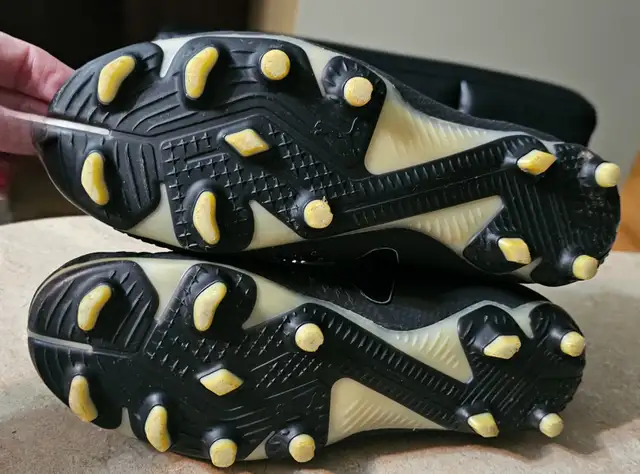 Puma Future Match FG/AG Jr. Eclipse Soccer Shoes in Size CA 6.0 in Soccer in Ottawa - Image 6