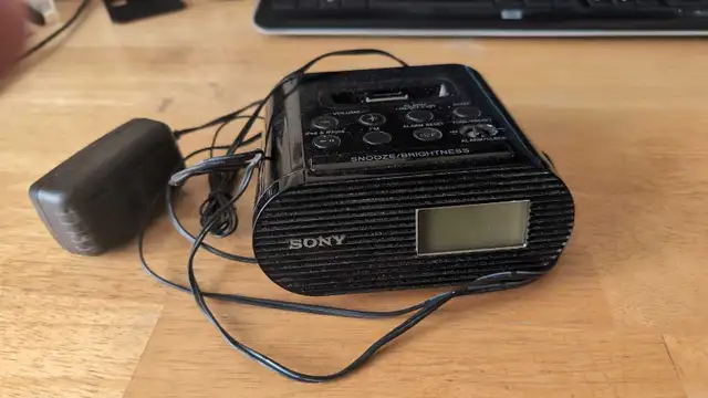 Sony Digital Alarm Clock Radio in General Electronics in Ottawa - Image 2