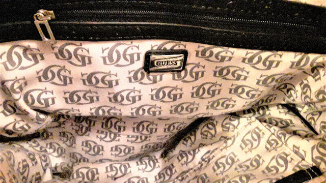 Guess purse dans Femmes - Sacs et portefeuilles  à Cambridge - Image 3