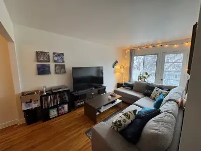 - 2 chambres fermée - Salon double - Balcon privé avant et balcon arrière - Storage au sous-sol - En...