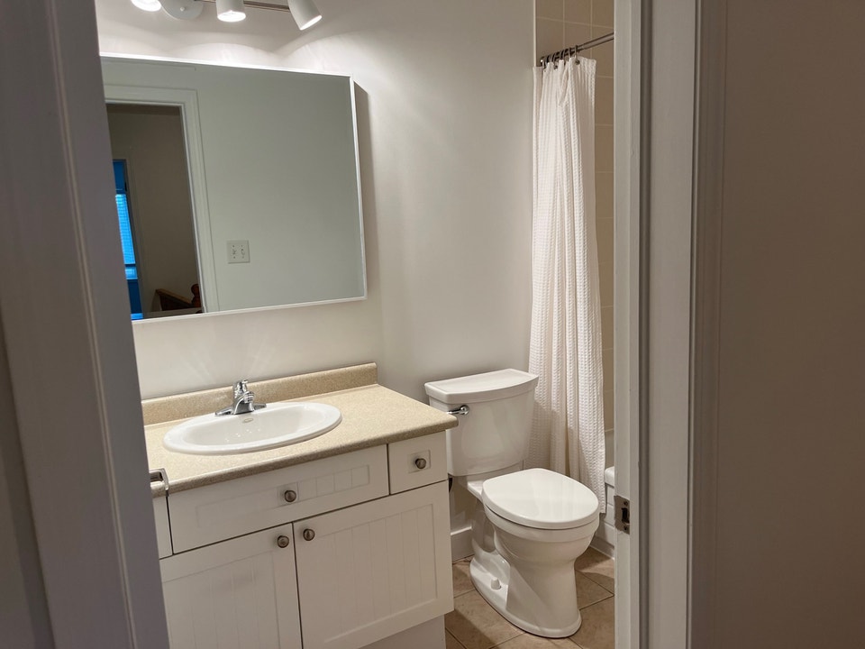 Beautiful Modern 2-Bedroom Townhome – Stouffville 5