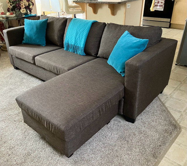 Sectional couch in great condition. Delivery included. Couches